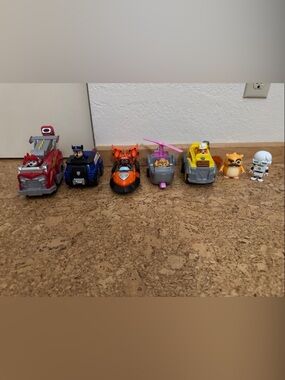 Kids Paw Patrol toy plus two figures!